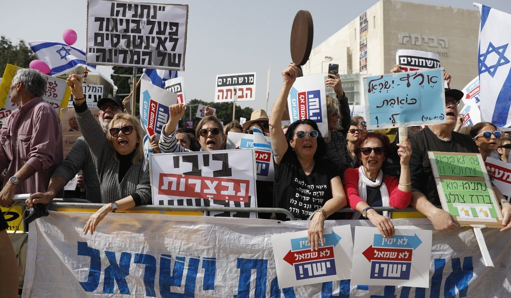 Israeli protesters demand Prime Minister Benjamin Netanyahu step down over bribery allegations. Photo: EPA Israeli protesters demand Prime Minister Benjamin Netanyahu step down over bribery allegations. Photo: EPA
