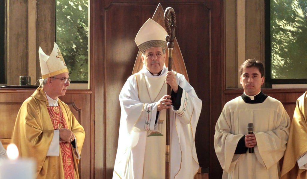 Bishop Juan Barros (C) attends his first religious service as citizens protest against him at the Osorno cathedral, south of Santiago, Chile, on March 21, 2015. The bishop has been accused of covering up sexual crimes against minors. Photo: Reuters