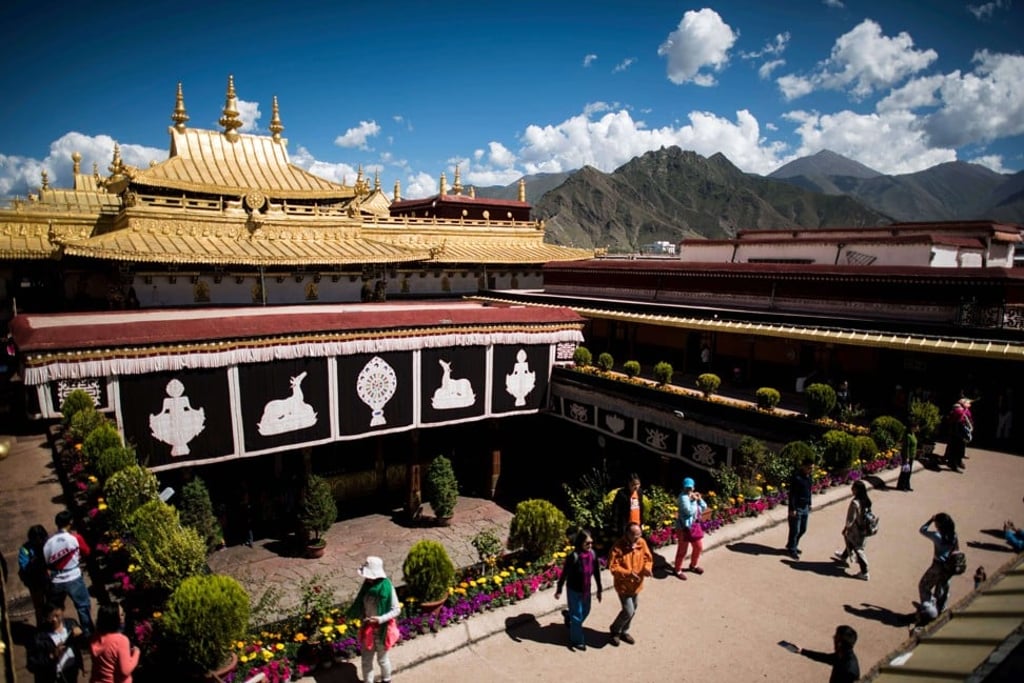 Tourists walk on the roof of Jokhang Temple in Lhasa. Photo: AFP Tourists walk on the roof of Jokhang Temple in Lhasa. Photo: AFP