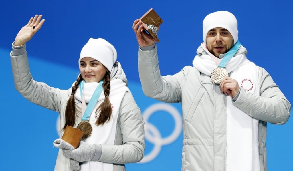 Aleksandr Krushelnitsky and his wife Anastasia Bryzgalova during the medal ceremony for the curling mixed doubles at the Pyeongchang Olympic Games. Photo: EPA