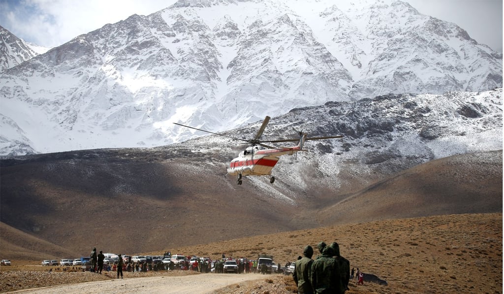 Iranian rescuers search for the wreckage of a passenger plane that crashed on Sunday at Dena mountain, central Iran. Photo: Xinhua