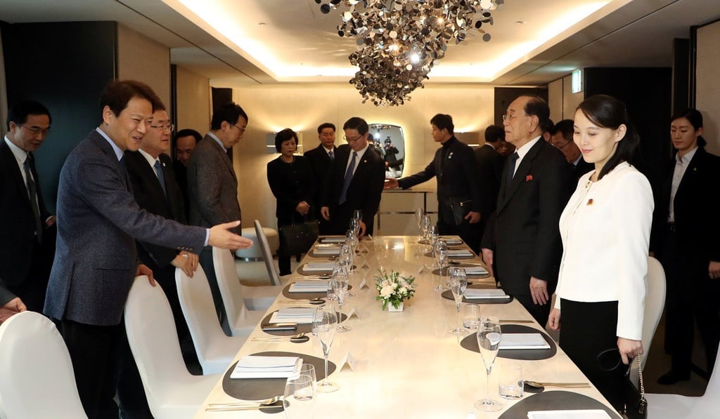 Im Jong-seok, the Chief Presidential Secretary for President of South Korea Moon Jae-in welcomes Kim Yo-jong to a banquet at a hotel in Seoul, Photo: Reuters