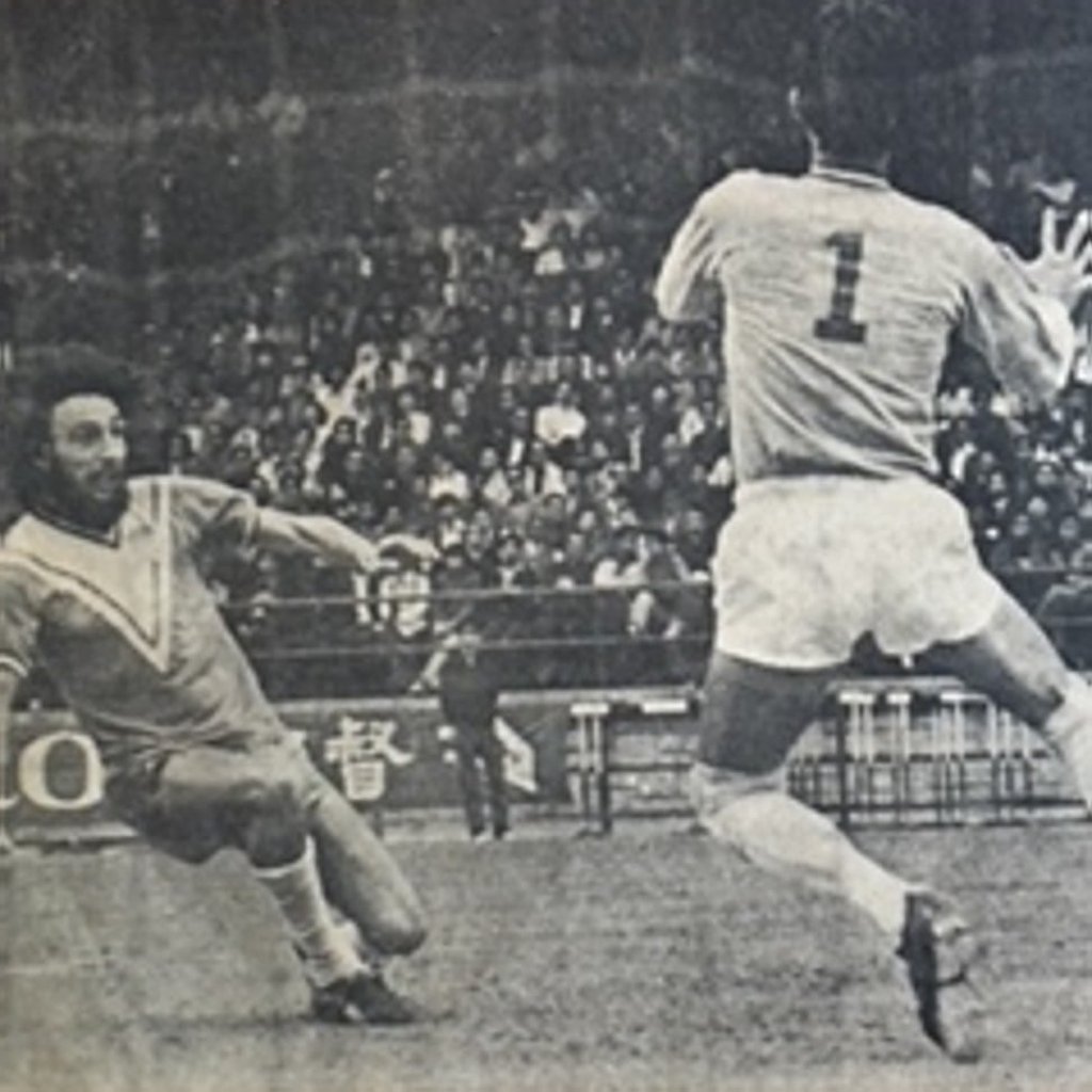 Derek Currie shoots past Chow Chee Keong.