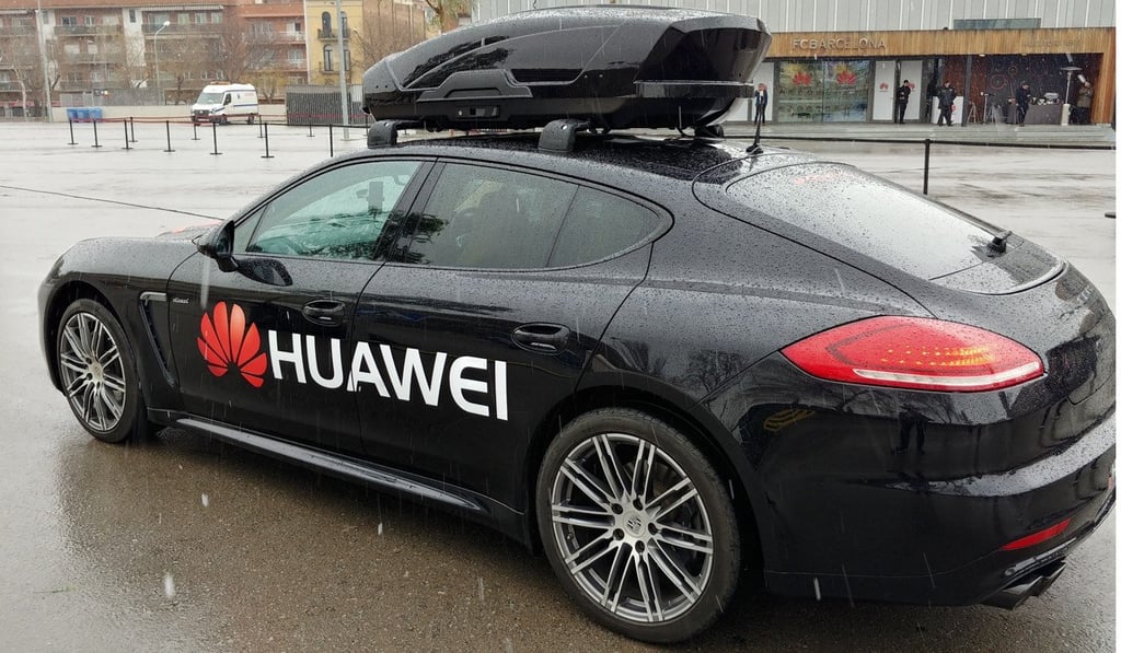 A telephoto camera on top of the car fed road footage to the Mate 10 Pro.