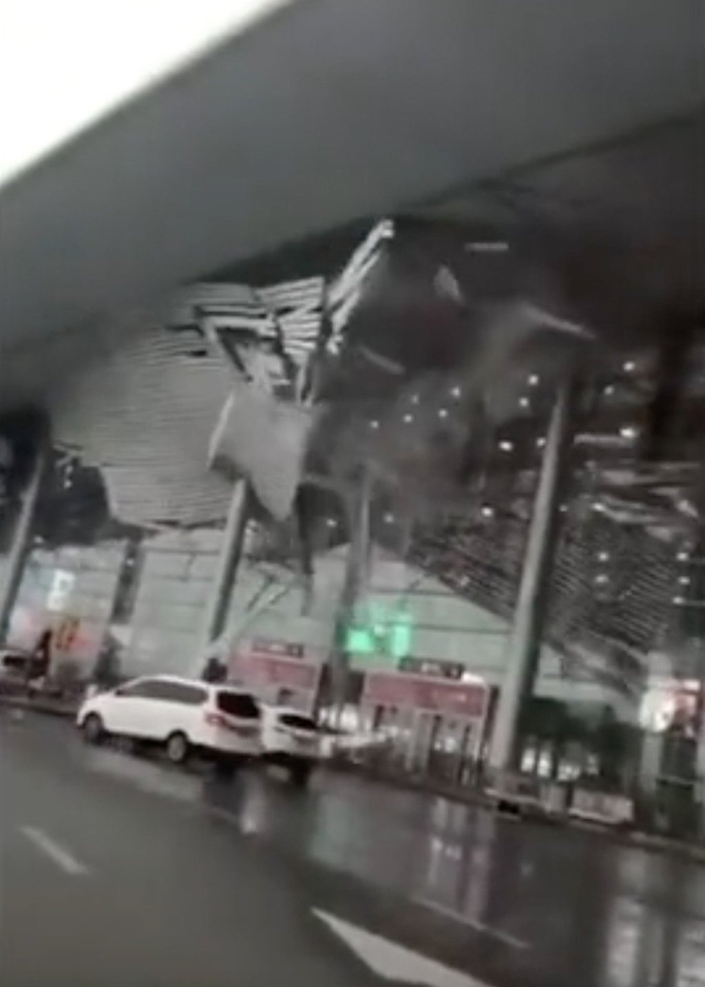 High winds batter the entrance to the departure hall. Photo: Hsw.cn