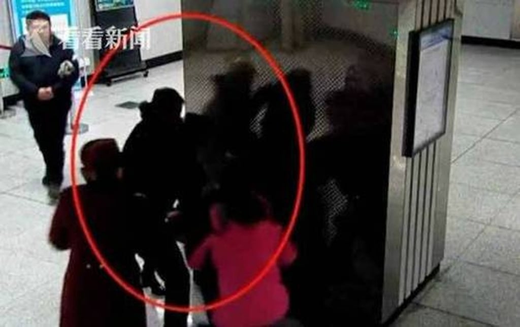 At one point during the altercation the woman feigned a blackout and fell to the floor. Photo: News.china.com
