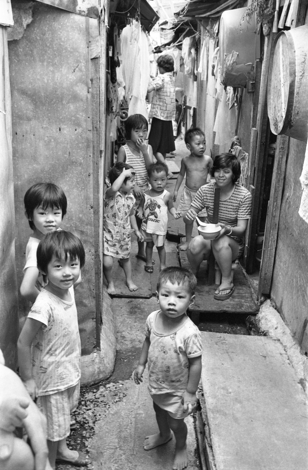 Children playing in a back alley in a squatter area in Kwai Shing Wai, Kwai Chung, in 1977. Photo: Sunny Lee