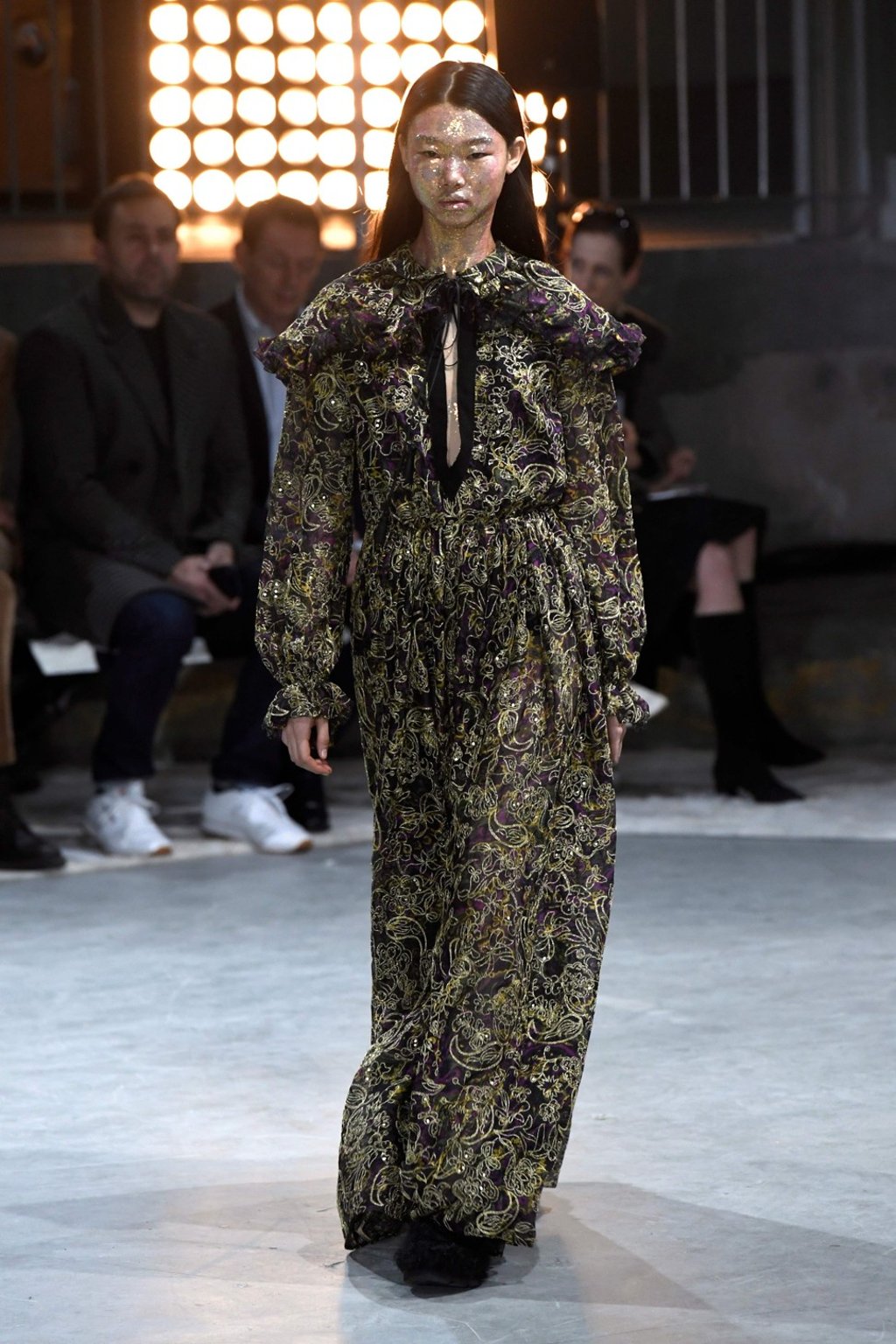 A model presents a creation by Giambattista Valli during the 2018-2019 autumn/winter collection show. Photo: AFP