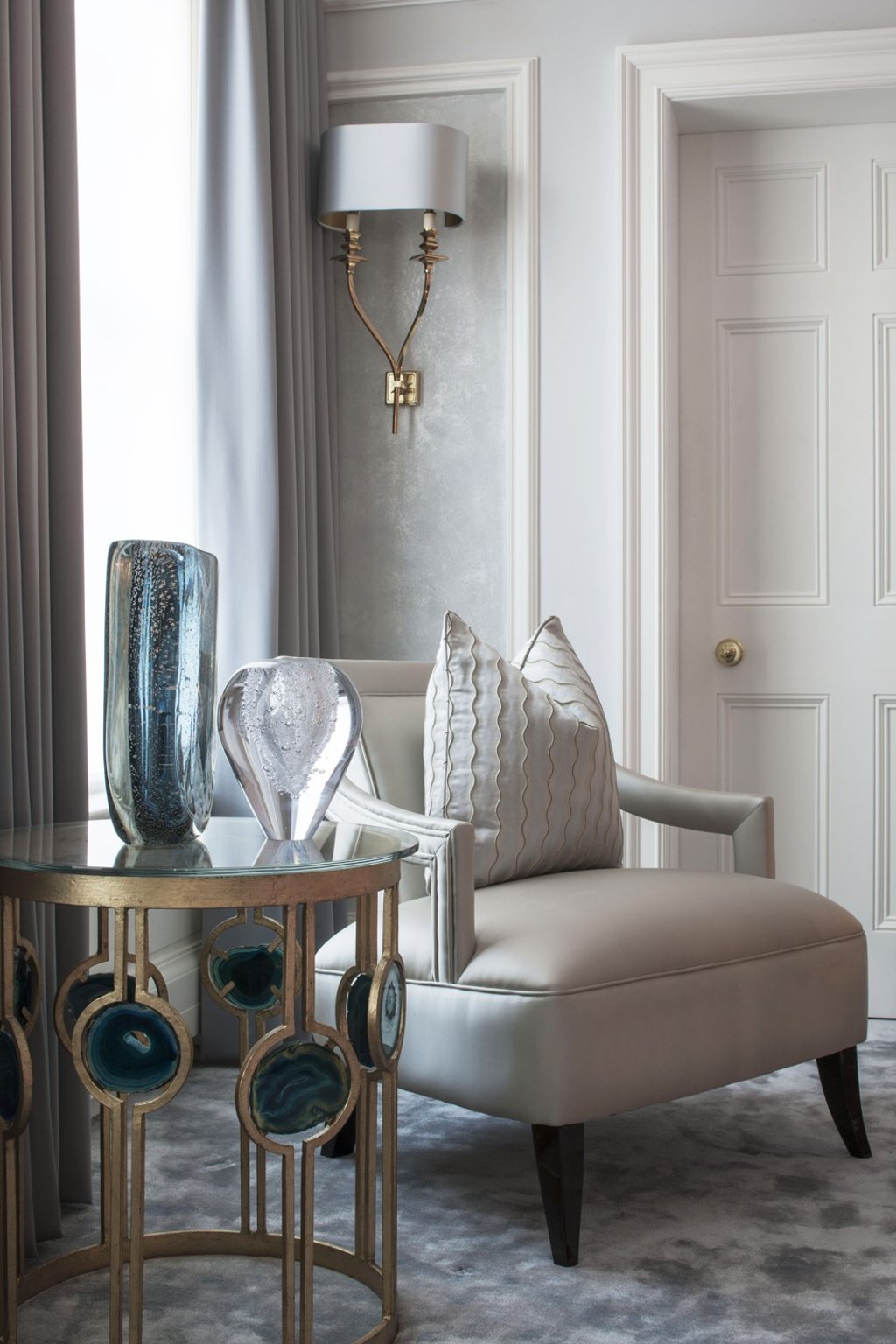 Pale walls can move light around the space and make a small space feel more generous, as seen here in another of Katharine Pooley’s projects, the Mayfair Townhouse.