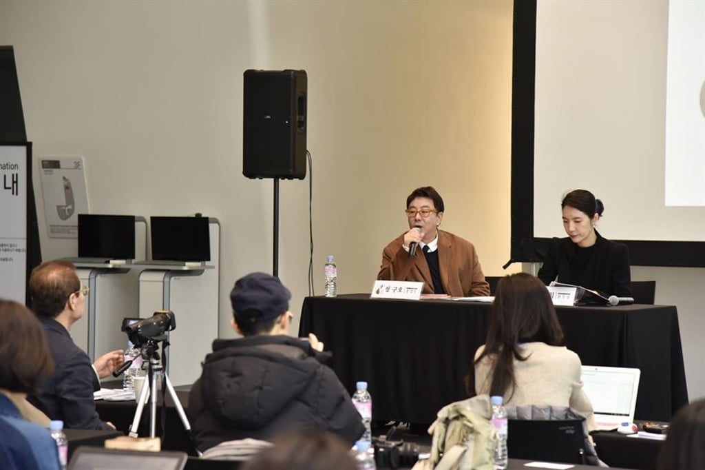 Jung Ku-ho (left) executive director of HERA Seoul Fashion Week, speaks at a press conference at the Dongdaemun Design Plaza in Seoul. Photo: Seoul Design Foundation Jung Ku-ho (left) executive director of HERA Seoul Fashion Week, speaks at a press conference at the Dongdaemun Design Plaza in Seoul. Photo: Seoul Design Foundation