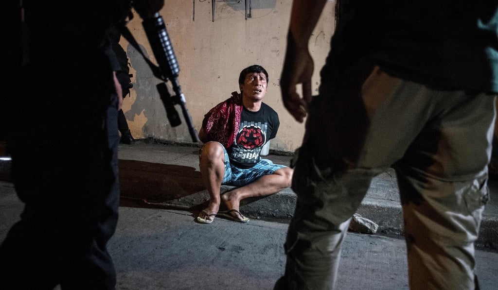 Philippine Drug Enforcement Agency (PDEA) agents and police arrest an alleged drug dealer during a raid in Maharlika Village, Taguig, south of Manila. Photo: AFP