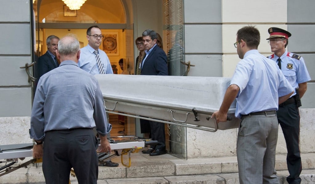 Officials carry the remains of famed Spanish artist Salvador Dali after exhuming them from his tomb for paternity tests. Photo: EPA