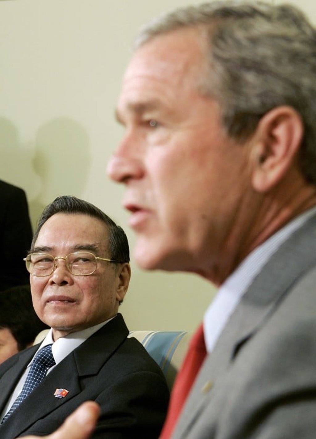 Phan Van Khai listens to former US president George W. Bush speaking in the Oval Office at the White House in June, 2005. Photo: Reuters
