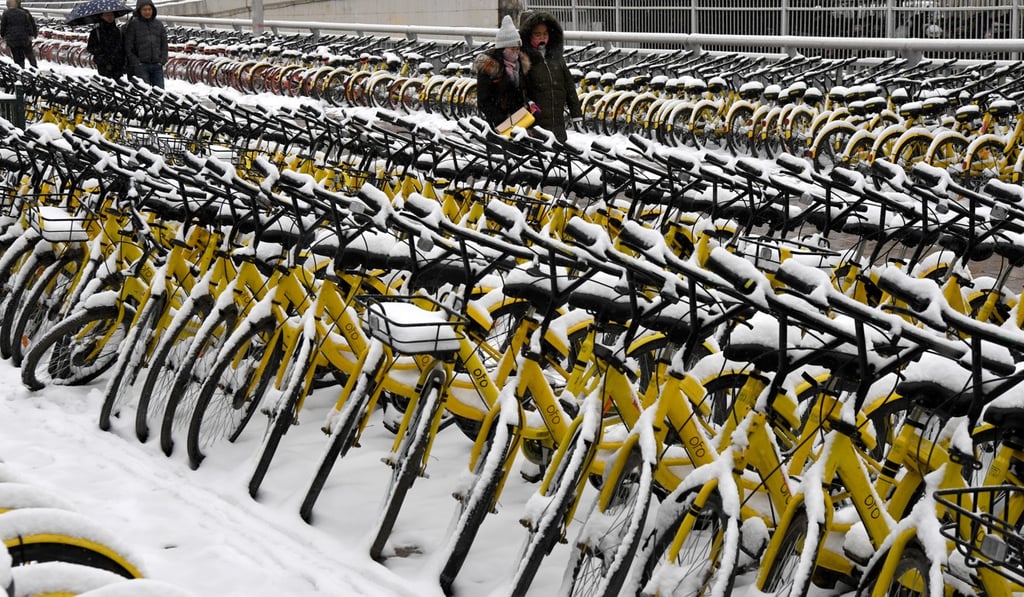 Snow-covered ofo bicycles parked at the roadside in Zhengzhou, capital of central China's Henan Province. Photo: Xinhua
