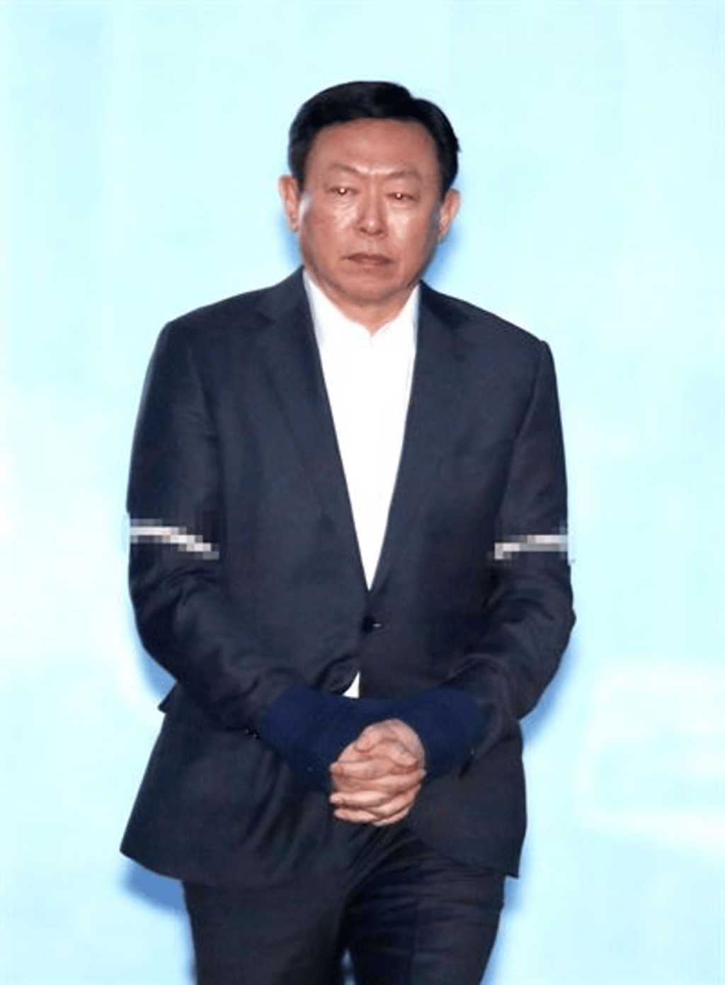 Lotte Chairman Shin Dong-bin heads to a prison van at Seoul Central District Court after being sentenced to two and a half years in prison for bribery. Photo: Korea Times/Shin Sang-soon