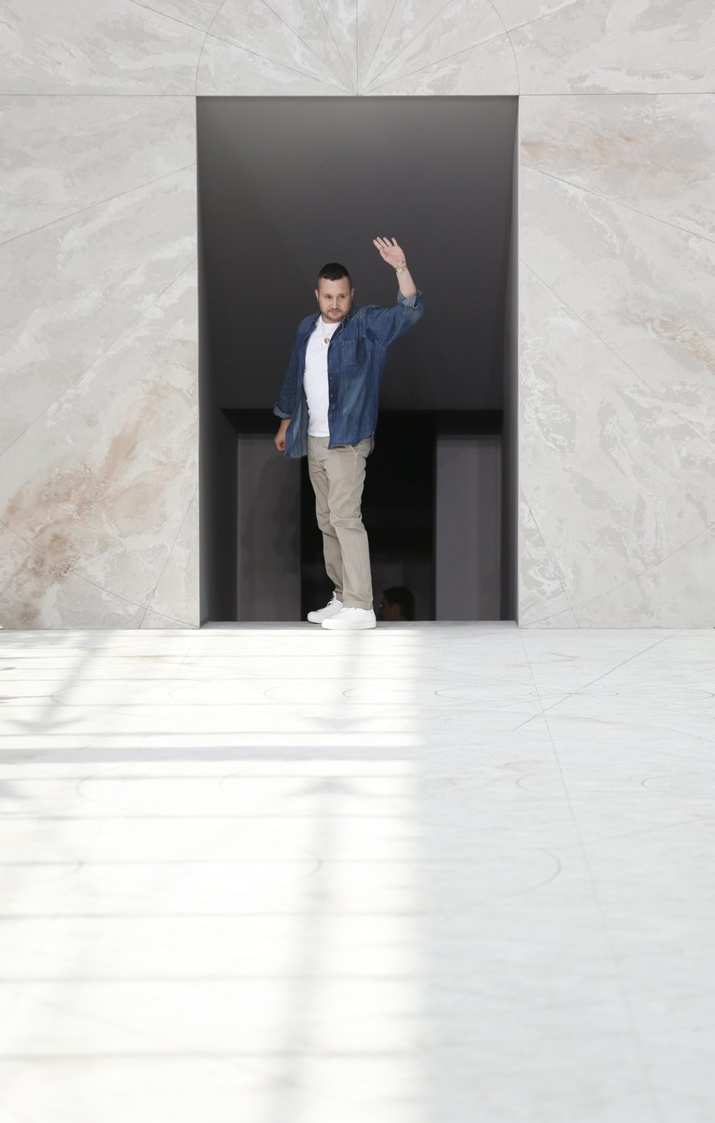 British designer Kim Jones takes to the catwalk after the presentation of his spring/summer 2015 men's collection for Louis Vuitton during Paris Fashion Week, in June 2014. Photo: Christophe Karaba/EPA-EFE