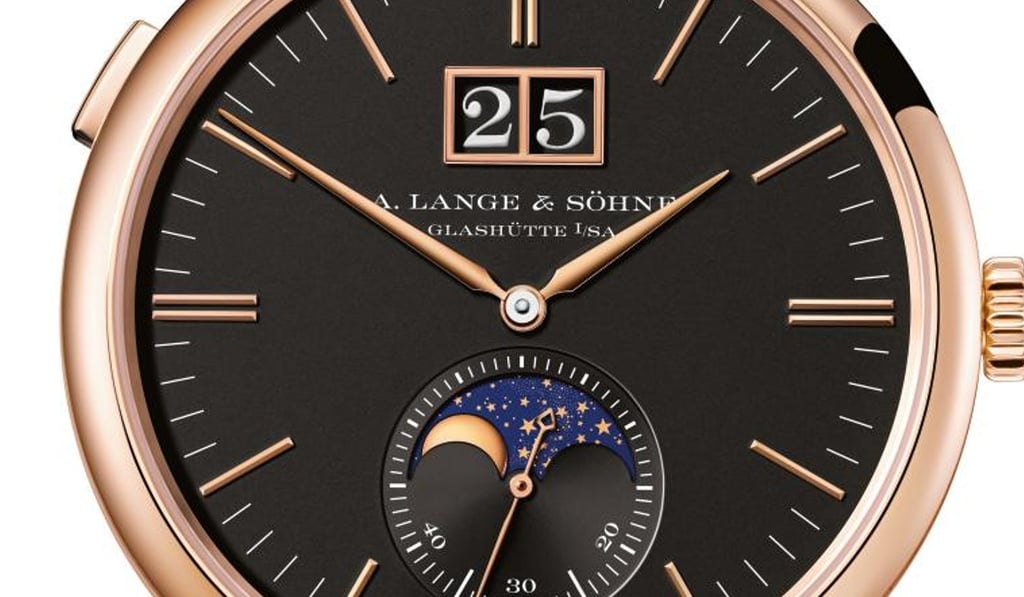 Saxonia Moon Phase is powered by L086.5 and is now offered with a black dial. Saxonia Moon Phase is powered by L086.5 and is now offered with a black dial.