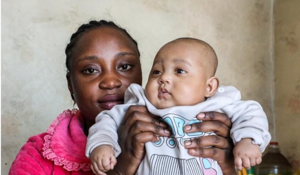 Sandra pictured with the couple’s son Daniel. Photo: Sohu.com