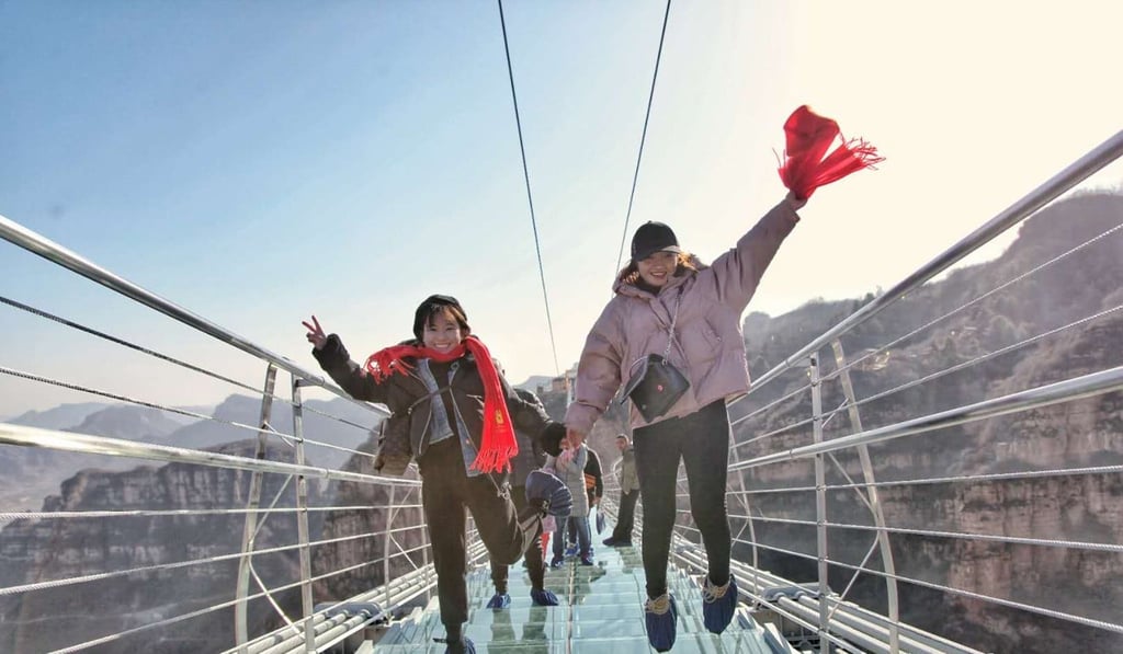 Visitors enjoyed the thrill of a swaying bridge and spectacular views. Photo: qq.com