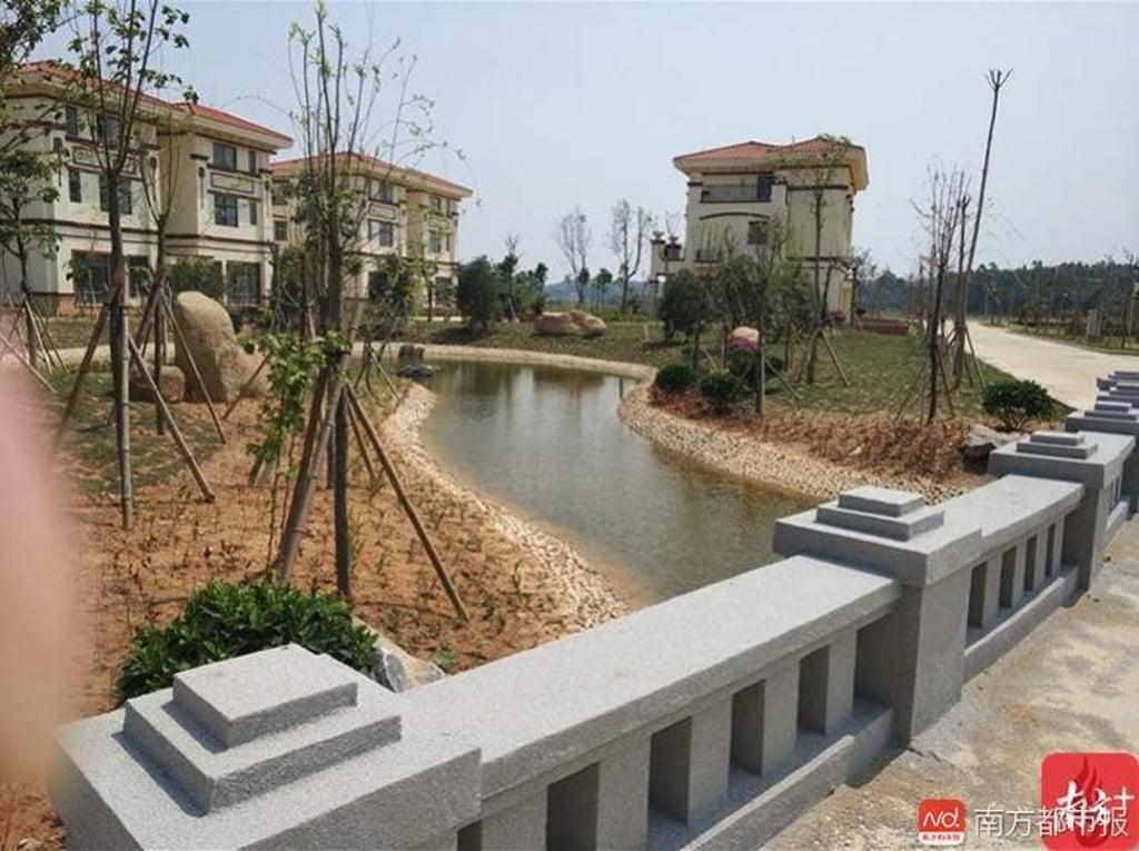 The housing estate in Guangdong province features a stream with a bridge over it, basketball and badminton courts, and even a stage for opera performances. Photo: Oeeee.com The housing estate in Guangdong province features a stream with a bridge over it, basketball and badminton courts, and even a stage for opera performances. Photo: Oeeee.com