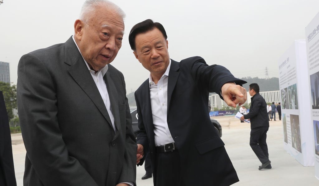 Hui Wing-mau (right) shows Tung Chee-hwa his designs. Photo: K.Y. Cheng