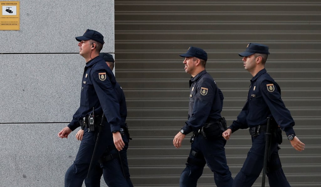 Spanish national police officers patrol outside Spain's High Court on November 2, 2017. Spanish police have arrested the suspected mastermind of cyberattacks on banks. Photo: Reuters