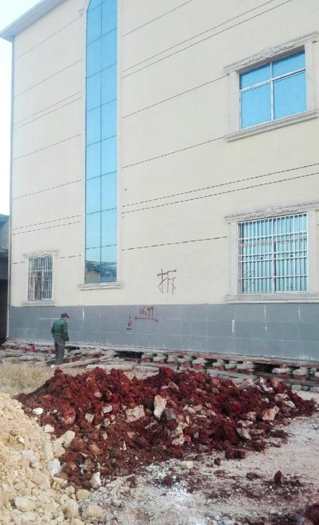 The side of the house that was moved on sleepers. Photo: News.dayoo.com