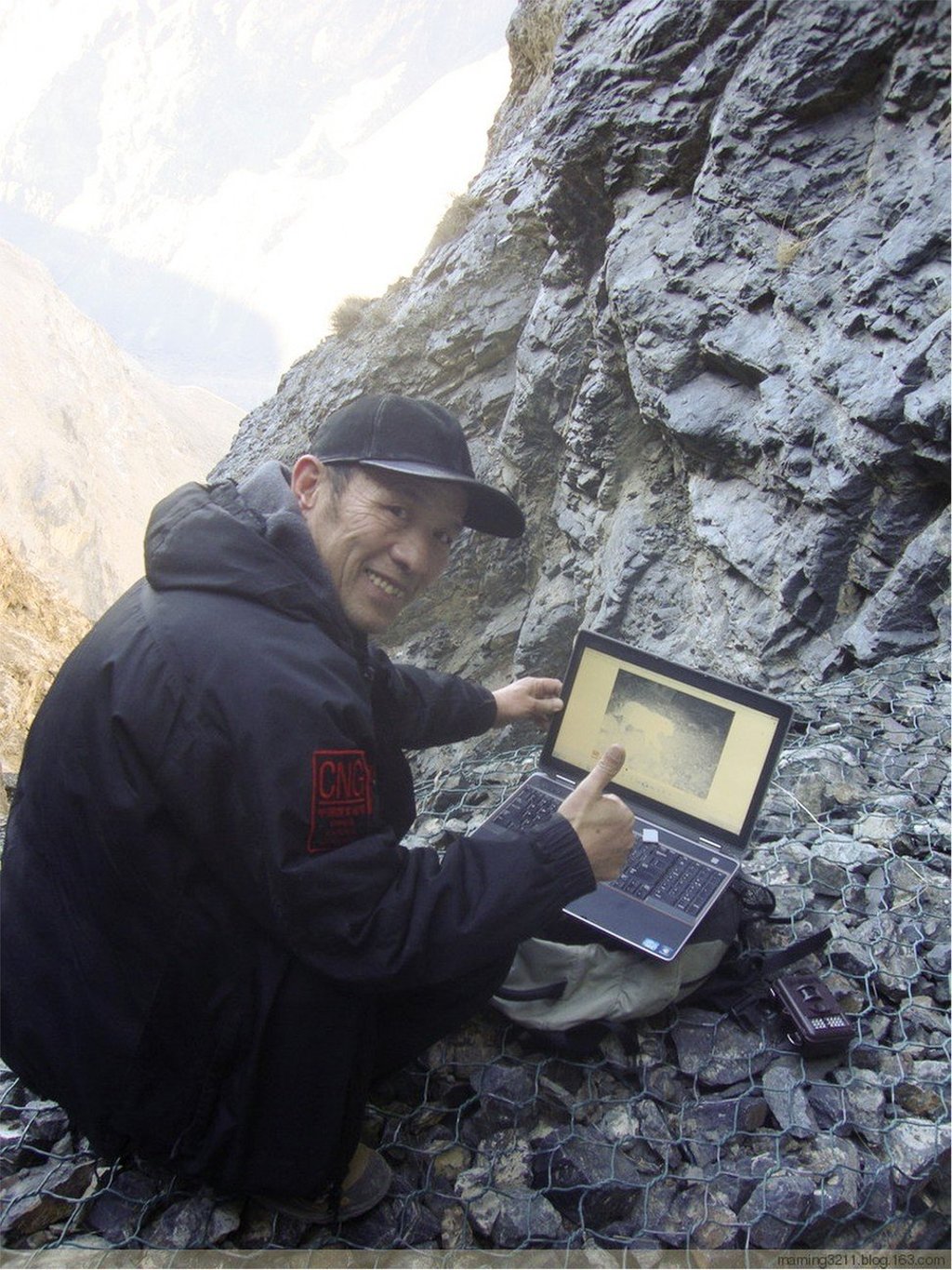 Ma Ming examines images of a snow leopard captured by infrared camera in the Tianshan mountains of northwestern China’s Xinjiang territory. Photo: Ma Ming