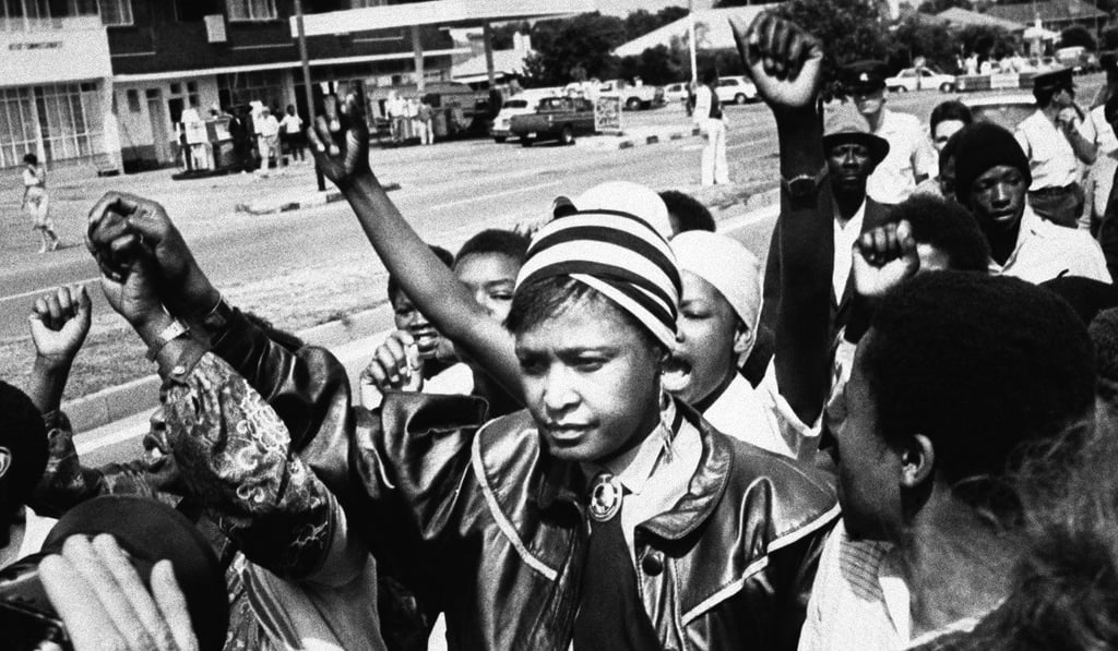 In this January 22, 1986 file photo activist Winnie Mandela is cheered by supporters after appearing in the Krugersdorp Magistrate's court. Photo: AP In this January 22, 1986 file photo activist Winnie Mandela is cheered by supporters after appearing in the Krugersdorp Magistrate's court. Photo: AP