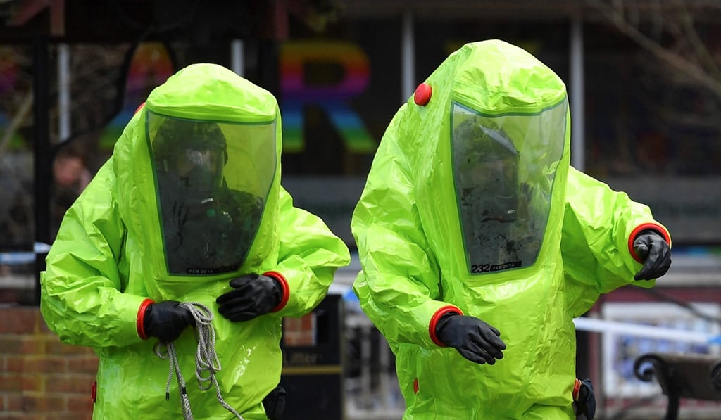 Emergency workers affix a tent on March 8 over the bench where former Russian spy Sergei Skripal and his daughter Yulia were found a few days earlier in critical condition in Salisbury, England. Photo: AFP Emergency workers affix a tent on March 8 over the bench where former Russian spy Sergei Skripal and his daughter Yulia were found a few days earlier in critical condition in Salisbury, England. Photo: AFP