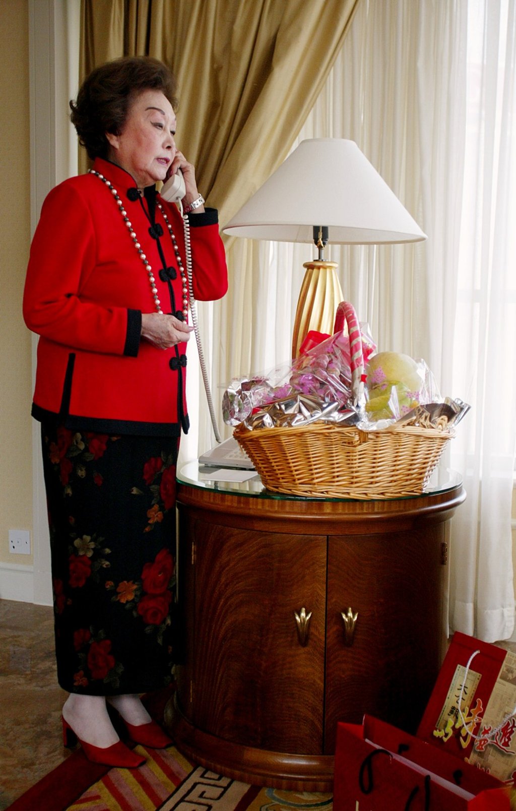Anna Chennault talks on the phone at a hotel during her visit to Hong Kong in 2002. File photo: Reuters