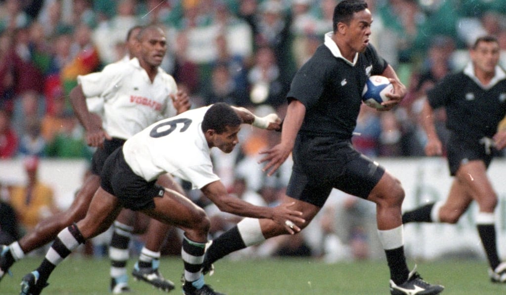 Waisale Serevi tries to stop New Zealand great Jonah Lomu at the 1995 Hong Kong Sevens. Photo: K.Y. Cheng