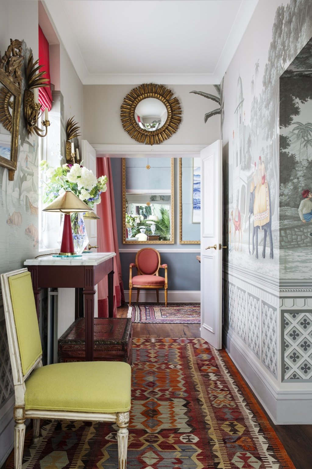 The panorama wallpaper in the hall is called ‘Early Views’ and is hand-painted, like all de Gournay wallpapers.