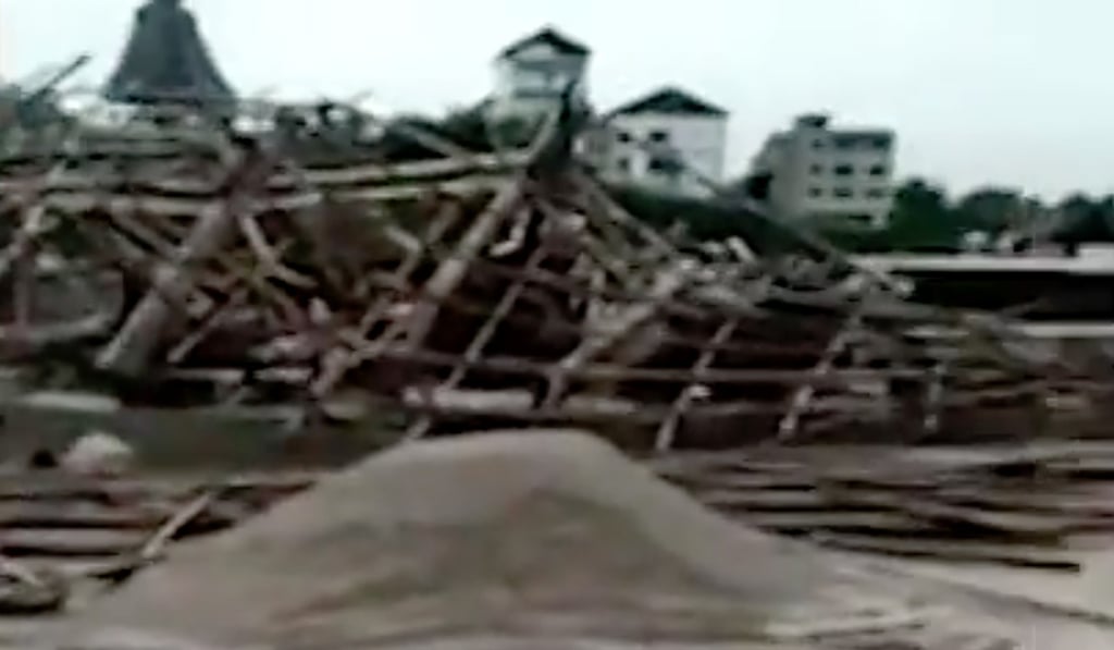 No one was hurt when the tower came down in Kaili, Guizhou province. Photo: Sina