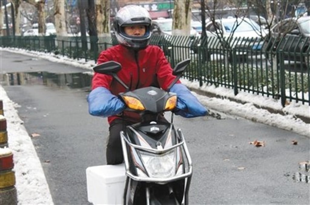 Lei takes every chance he gets to recite poetry to himself, even when he is delivering food on his scooter. Photo: Sina Lei takes every chance he gets to recite poetry to himself, even when he is delivering food on his scooter. Photo: Sina