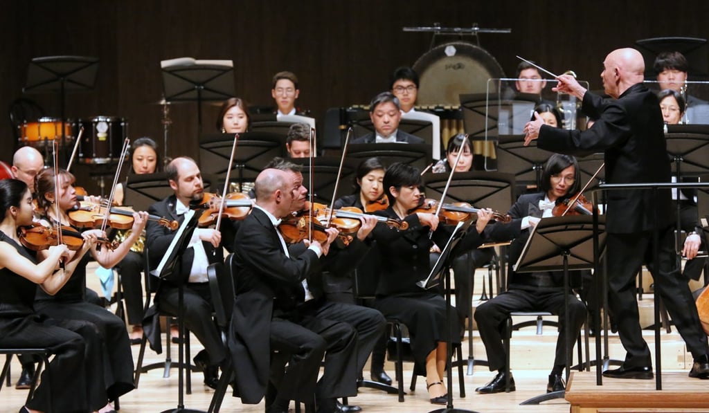 Eschenbach conducting the Tongyeong Festival Orchestra during the South Korean stop on the troupe’s 2018 Asian tour.