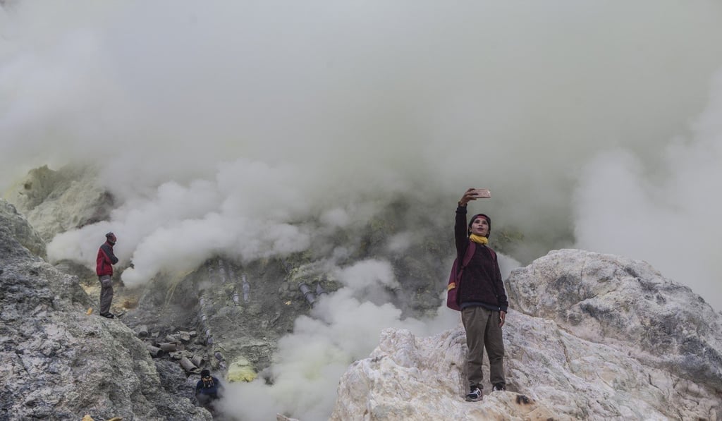 A tourist takes a selfie at Kawah Ijen. Photo: Agoes Rudianto