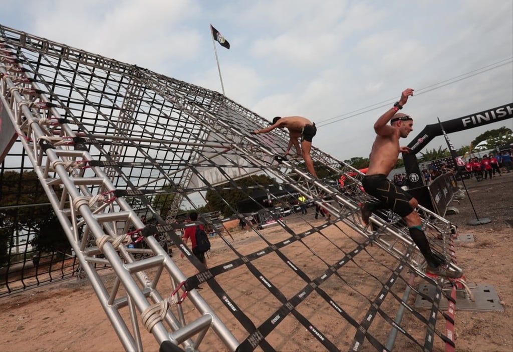 Competitors tackle an obstacle at the Spartan Race in Tin Shui Wai. Photo: Jonathan Wong