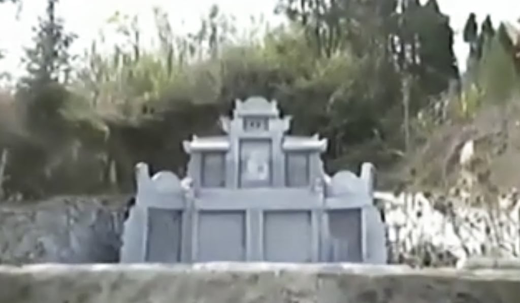 The graves cover roadsides and fields across the county. Photo: Baijiahao.baidu.com