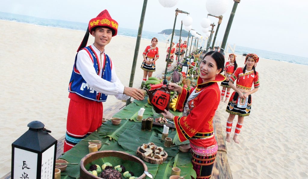 Guests appreciated displays of Hainanese culture at the Wall Street English Annual Leadership Conference’s dinner at Le Meridien Shimei Bay Beach Resort & Spa, in January.