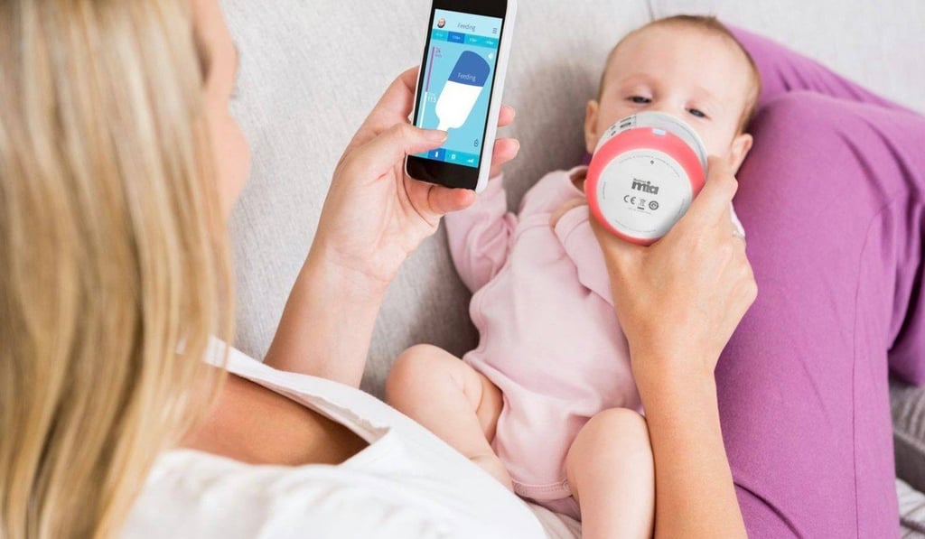 BlueSmart mia tracks and analyses a baby’s intake and consumption patterns via a Wi-fi connected silicone sleeve.
