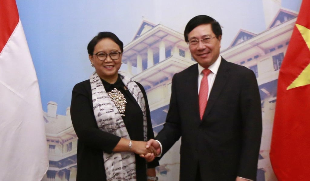 Indonesian Foreign Minister Retno Marsudi shakes hands with her Vietnamese counterpart Pham Binh Minh. Photo: AP Indonesian Foreign Minister Retno Marsudi shakes hands with her Vietnamese counterpart Pham Binh Minh. Photo: AP