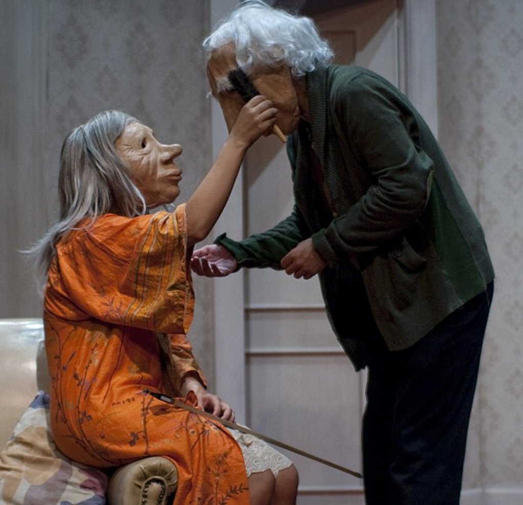 André and Dorine live just like many old couples do, gently decaying from routine and neglect. However, the coming of Alzheimer’s breaks the monotony, and so begins a fresh start in their relationship, a journey through memory.