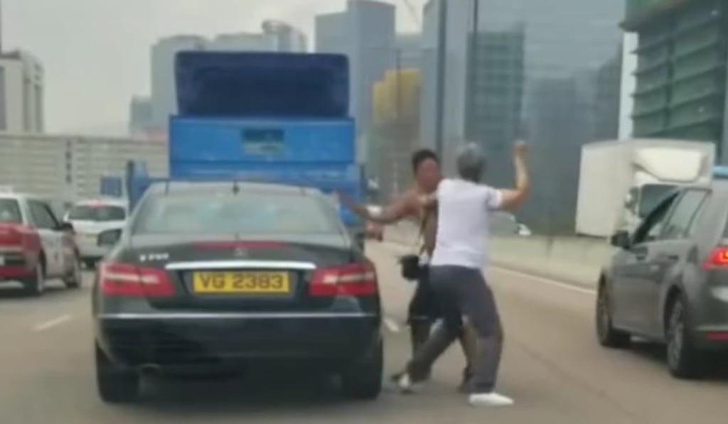Vehicles drove by the pair during their fight. Photo: YouTube