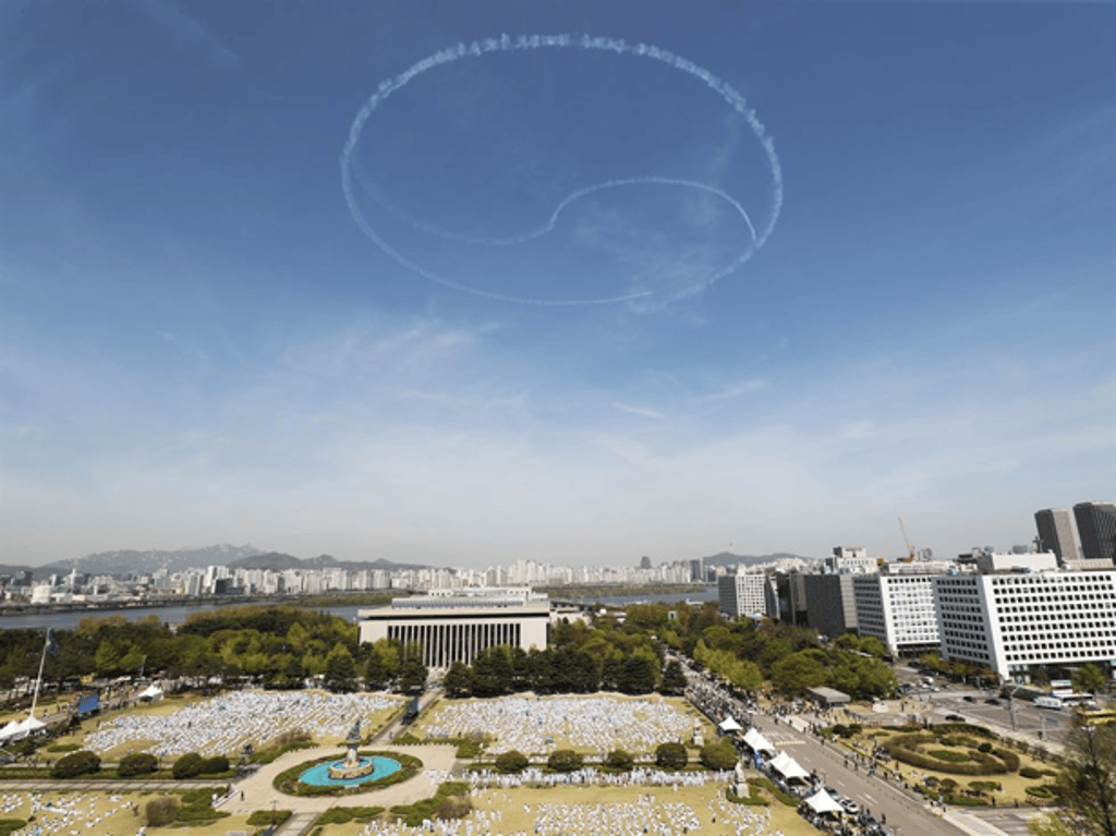 The 53rd Air Demonstration Group jets draw the centre circle of the South Korean national flag during the poomsae performance. Photo: Yonhap The 53rd Air Demonstration Group jets draw the centre circle of the South Korean national flag during the poomsae performance. Photo: Yonhap