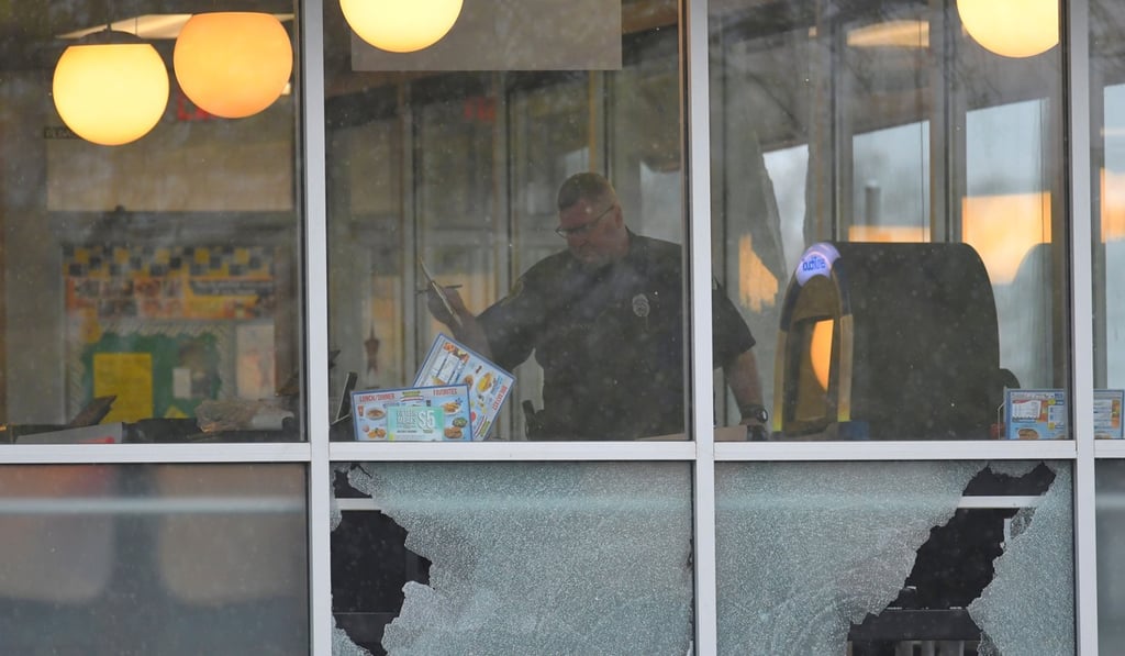 Police inspect the Waffle House restaurant near Nashville. Photo: Reuters