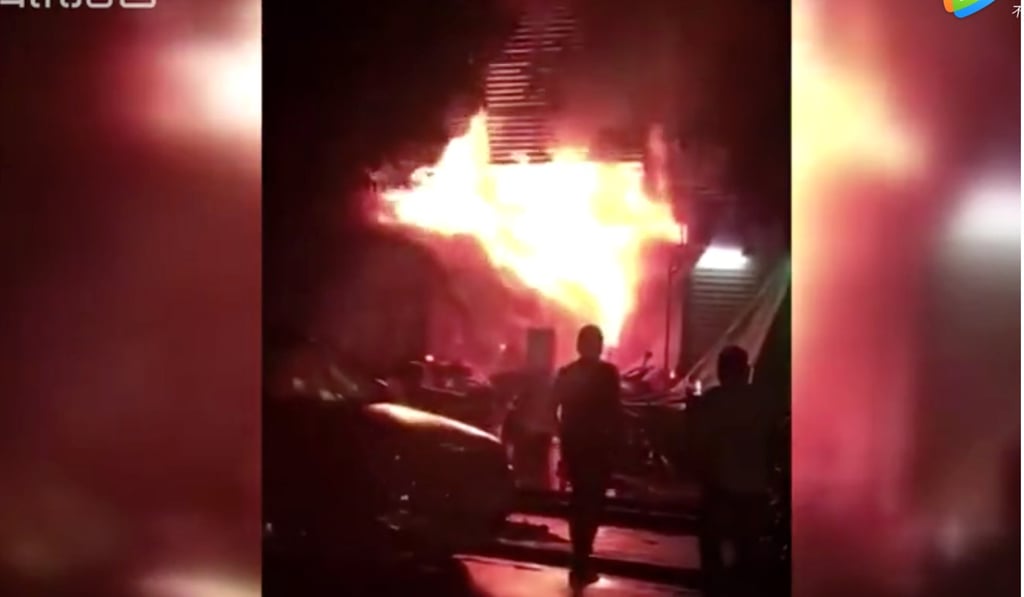 Bystanders watch the blaze in Qingyuan. Photo: Qq.com