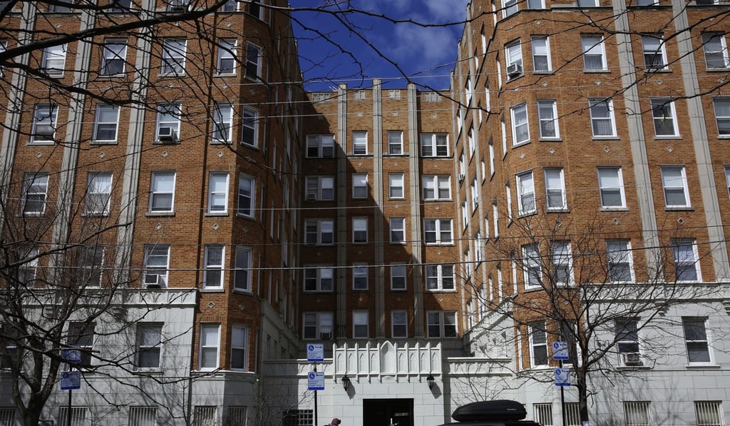The building at 6750 N Ashland Avenue where Dushaun Spruce lives is seen on April 17, 2018. Photo: Chicago Tribune