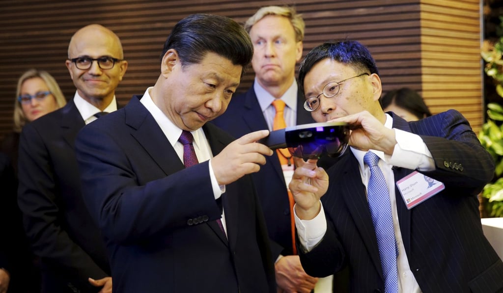 Harry Shum, Microsoft executive vice-president of technology and research, demonstrates Microsoft’s HoloLens device to Chinese President Xi Jinping in Redmond, Washington. Photo: Reuters