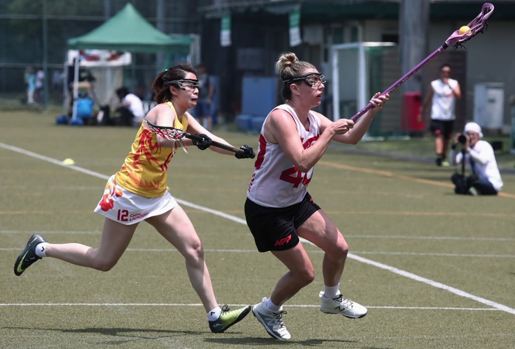 China’s Qiwen Mo chases Hong Kong’s Katie Dillon.